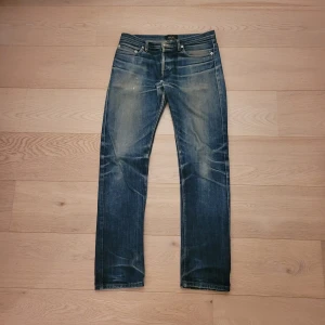 Apc jeans - Extremt fina Apc jeans med otroliga slitningar! Modell: New Cure  Mått: Midja 39 Längd 100 Benöppning 17,5