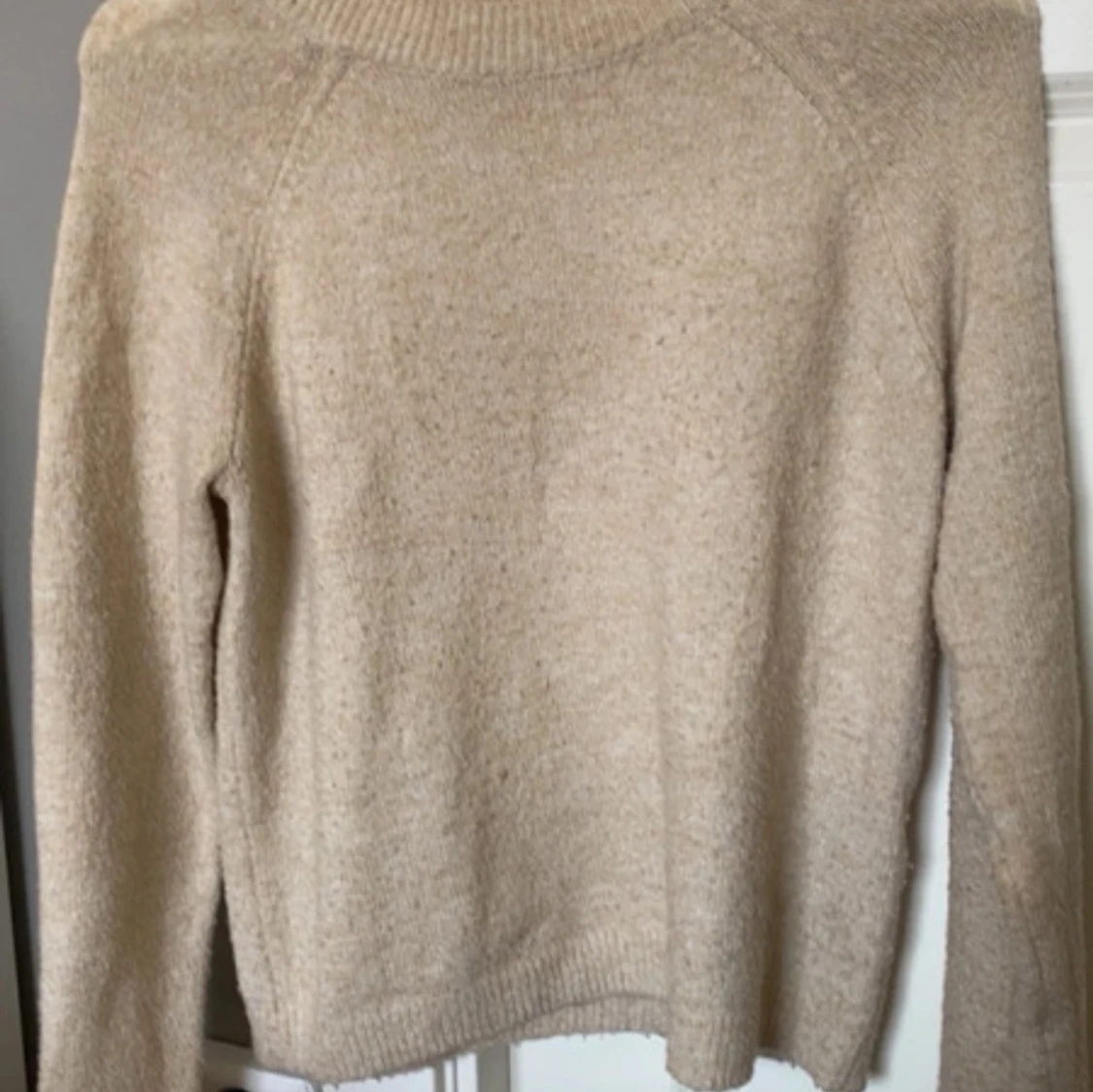 Beige stickad tröja med rund hals