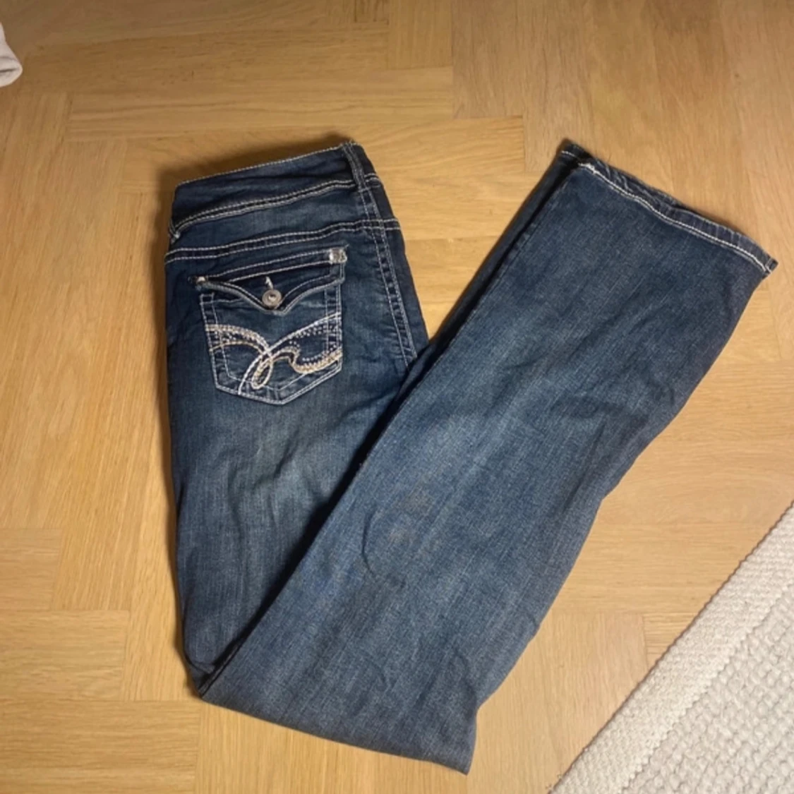 Blå bootcut jeans från Wallflower