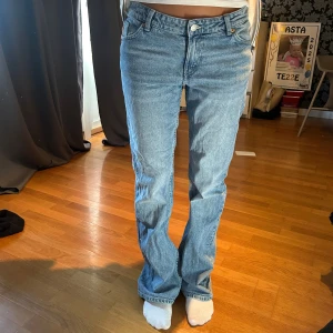  ljusblå jeans - Klassiska jeans i ljusblå tvätt med raka ben och normal passform. Jeansen har fem fickor, knappgylf och är tillverkade i slitstarkt bomullsjeans. Perfekta för en avslappnad och tidlös stil.