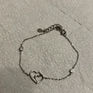 Silverarmband med hjärtan och stenar - Silverarmband med hjärtan och stenar. Oanvänd, nypris 249, säljer för 149kr.