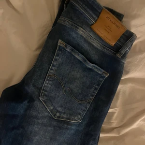 Blå jeans från Jack & Jones - Snygga blå jeans från Jack & Jones modellen Mike. Storlek 29/32. Jeansen har en tvättad look och är i mycket bra skick. Nypris 900kr. 