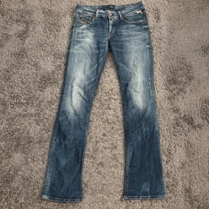 Blå Replay jeans - Snygga blåa lågmidjade jeans från Replay med tvättat look, storlek W28 L32. pris kan diskuteras☺️