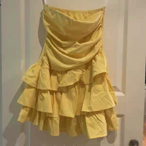 Super fin sommar klänning  - Super bandou sommarklänning med volang väldigt fin gul färg nyskick tyvärr för liten för mig 