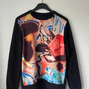 Limitato ”gartel 1992” sweatshirt - Sweatshirt från Limitato med stort Gartel 1992-print över bröstet. Clean, Grisch och lite oversized fit. Ingen storlekstag (bortklippt av tidigare ägare), men motsvarar L (passar även M)- ca 70 cm lång. I mycket fint skick, använd sparsamt. Nypris runt 2500kr. Perfekt för dig som gillar avslappnad premiumstil