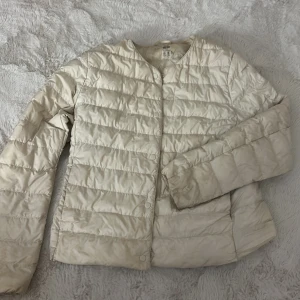 Uniqlo jacka - Jag säljer min uniqlo jacka för den inte kommer till användning ni ser på armarna längst ner det är för jag använde den på våren och för att den är begie den har inga hål eller nåt💕