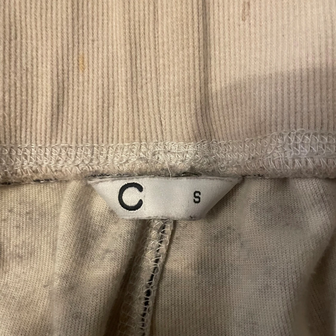 Leopardmönstrade mjukisbyxor i beige - 2