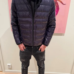 Mörkblå pufferjacka från Moncler - Tjena! Säljer en riktigt snygg moncler agar giubbotto. Köpt på NK Stockholm | väldigt bra skick | size M | knappt använd anledning: för liten när jag köpte den. HÖR AV ER AV MINSTA LILLA!
