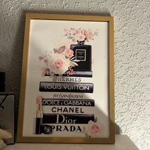 Coco Chanel No. 5 tavla - Trendig poster med illustration av ikoniska modeböcker och lyxiga varumärken som Chanel, Dior och Louis Vuitton. Perfekt för dig som älskar mode, skönhet och stilren inredning. Passar perfekt i ungdoms- eller studentrummet för en lyxig känsla.