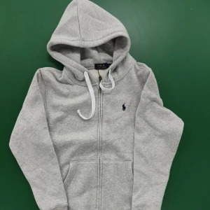 Polo Ralph Lauren zip hoodie  - Säljer helt oanvänd polo Ralph Lauren zipper hoodie, storlek M, skön kvalite. pris kan diskuteras☺️