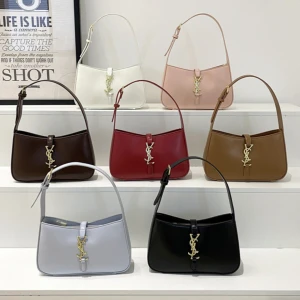 YSL axelväska i flera färger - Snygg axelväska från YSL med ikonisk guldfärgad logga framtill. Finns i färgerna vit, rosa, brun, röd, beige, ljusgrå och svart. Stilren design med justerbar axelrem och slät yta i skinn. Perfekt för dig som vill ha en trendig och klassisk väska.