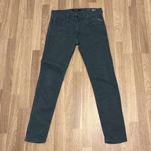 Replay jeans  - Sjukt feta replay anbass jeans i en unik grön färg.   Använt med bra skick. Hör av er vid funderingar! 