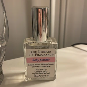 The Library Of Fragrance Baby Powder - Enkel och subtil doft i smidig 30 ml flaska. Perfekt för dig som gillar unika och lätta parfymer att bära varje dag. Nästan oanvänd