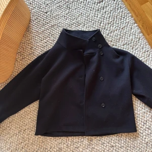 Kort kappa - Kort marinblå kappa från Gina. Bra skick💙