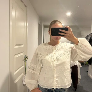 Vit blus med broderade detaljer -  Superfin Blus från Zara, köpt på barnavdelningen men är väldigt stor i storleken sitter typ som en S men är storlek 165❤️