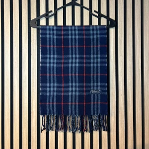 Burberry halsduk  - Mörkblå rutig burberry halsduk | Skick 9/10 | Hör gärna av dig vid minsta fundering😊