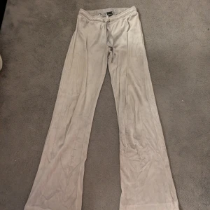 Gråa mjukisbyxor med snörning - Gråa mjukisbyxor i mjukt material med breda ben och snörning i midjan. 