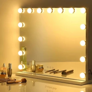 Sminkspegel med LED-belysning - Elegant sminkspegel med 15 LED-lampor för optimal belysning. Perfekt för makeup och styling. Touchkontroller på spegeln för att justera ljusstyrka. Spegeln är i mycket fint skick utan synliga repor eller skador. Säljs inte längre💞