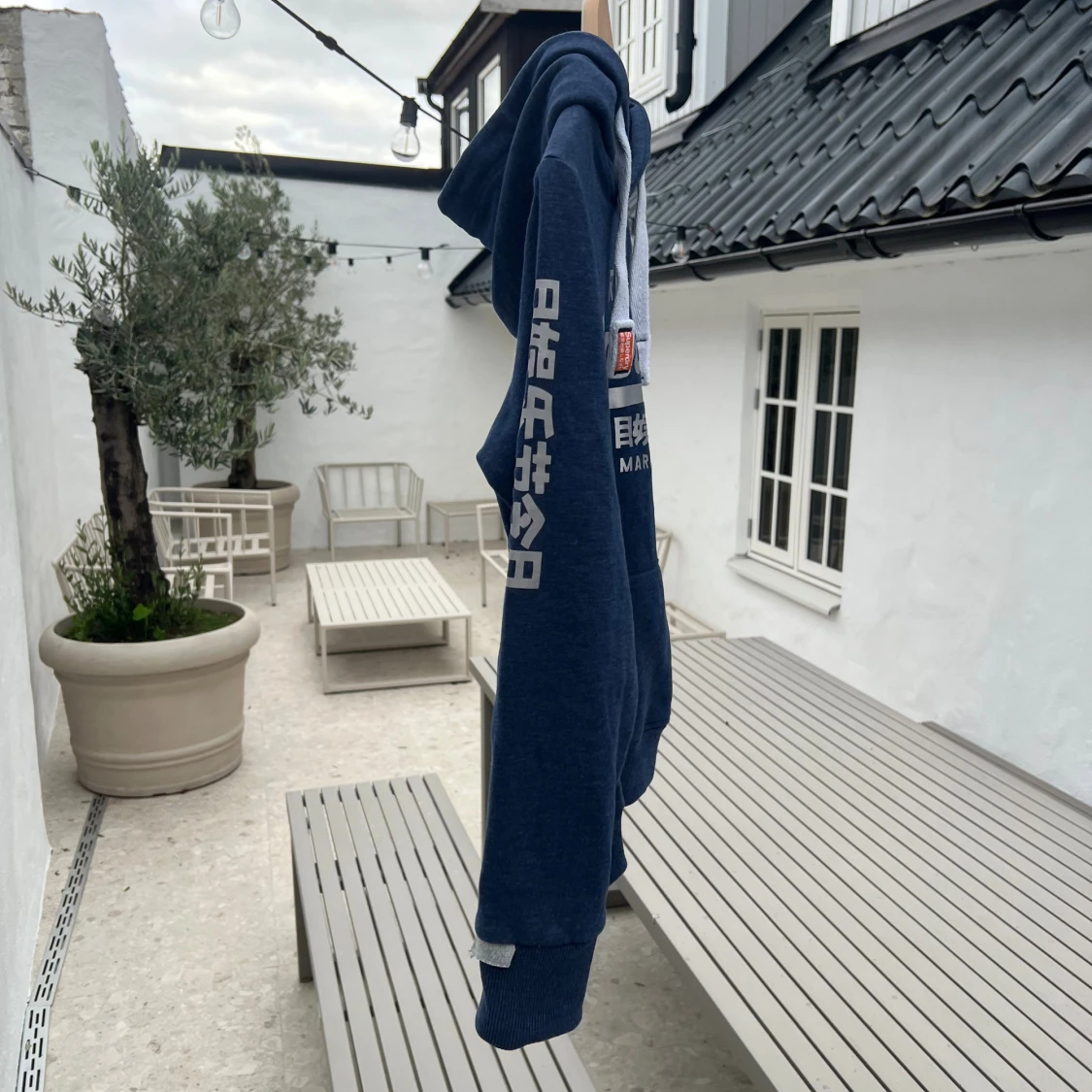 Marinblå Superdry hoodie med tryck - 1