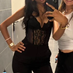 Svart spetsbody  - As snygg svart spetsbody. Perfekt till fest outfits, till kjol eller byxor. Andrig använd bara testad. Lånad bild🥰