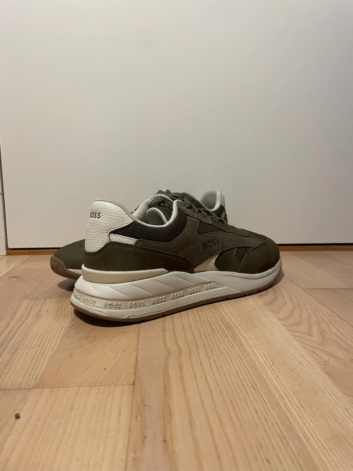 Olivgröna sneakers från Hugo Boss - 1