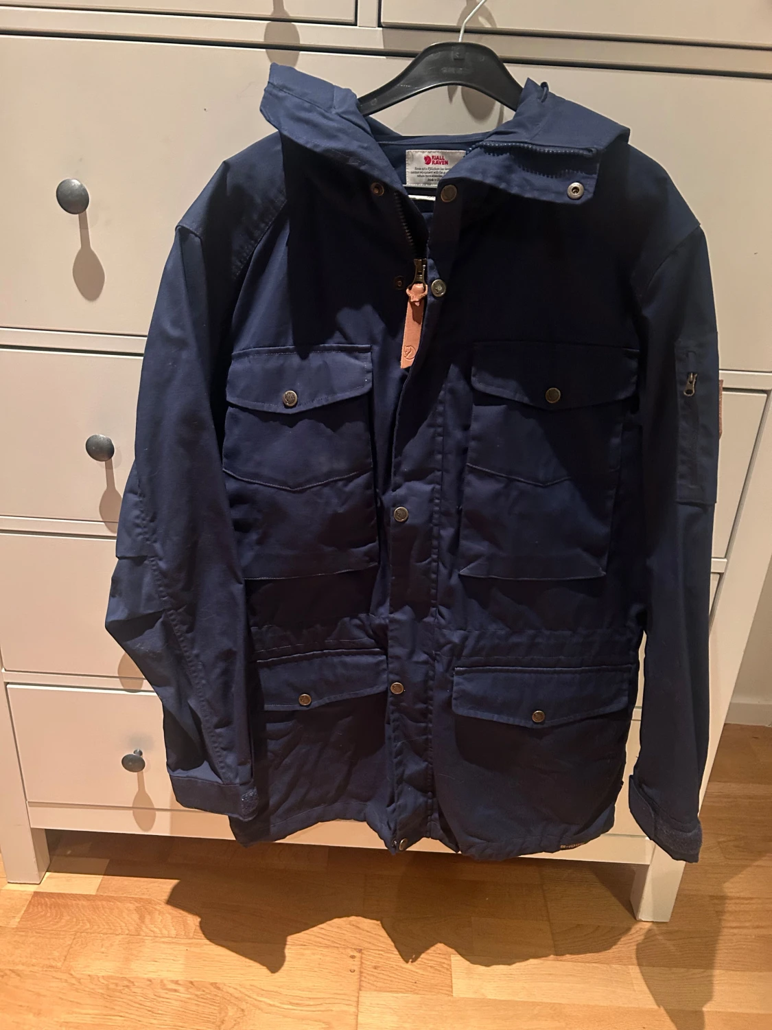 Marinblå parkajacka från Fjällräven