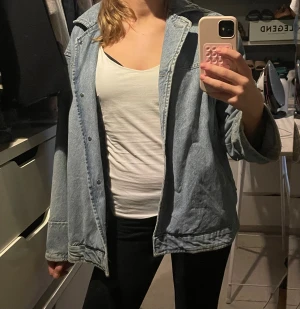 Oversized ljusblå jeansjacka - Säljer en oversized ljusblå jeansjacka med krage och knappar framtill. Jätte bra skick 🫶