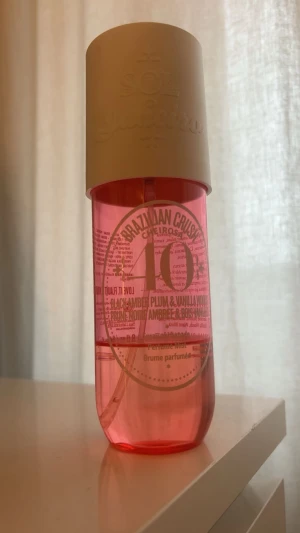 Sol de Janeiro Brazilian Crush Mist - Säljer denna då den ej kommer till användning längre, de är en 240ml flaska men finns lite mindre än hälften kvar. Den luktar plommon och vanilj!