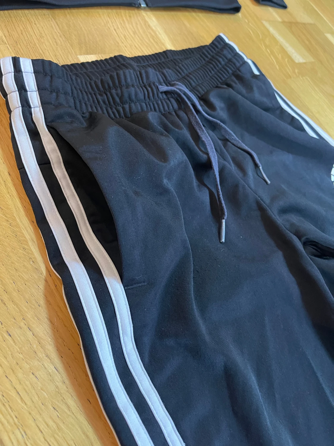 Svart Adidas set med vita ränder - 6
