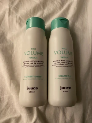 Juuce Full Volume schampo & balsam - Säljer ett set med Juuce Full Volume schampo och balsam, båda veganska Flaskorna är 300 ml vardera. köpt båda för 500kr skicka gärna pris förslag, endast testade EN gång så bara taget lite av de