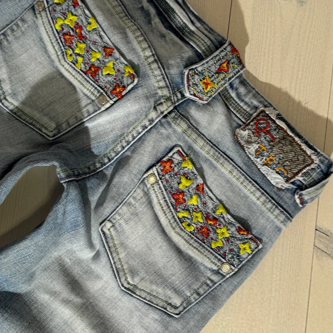 Extra low bootcut jeans med broderi  - 5