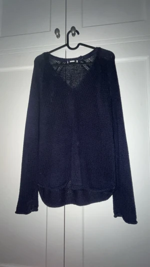 Stickad tröja  - Supersöt stickad tröja i marinblå färg!