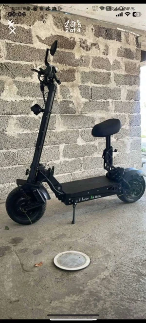 El Goped Ridge Xtreme 4000W - Kraftfull elsparkcykel med dubbla 2000W borstlösa motorer, toppfart 80 km/h och räckvidd upp till 60 km per laddning. Utrustad med hydrauliska bromsar, hopfällbar design och digital display. Sits och speglar ingår. Mycket gott skick, inga synliga defekter.