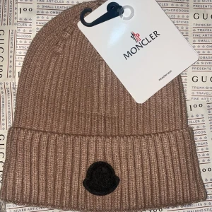 Moncler black patch vintermössa  - Splitterny moncler vintermössa men svart märkte för exklusivtet.Medföljer monclerplastpåse för förvar när den inte används.  Unisex / Onesize finns i Göteborg. 