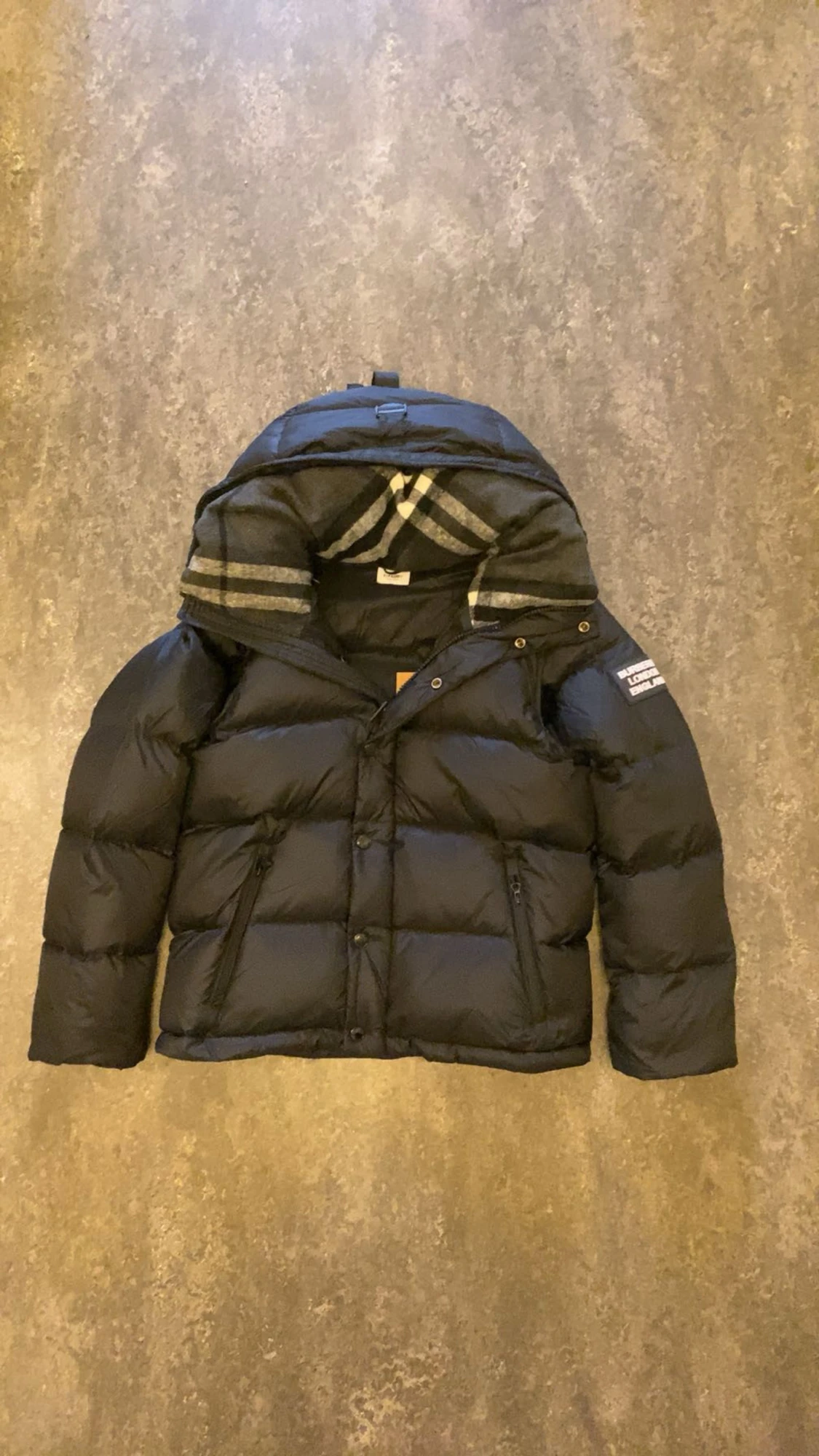 Svart dunjacka från Burberry med avtagbara ärmar