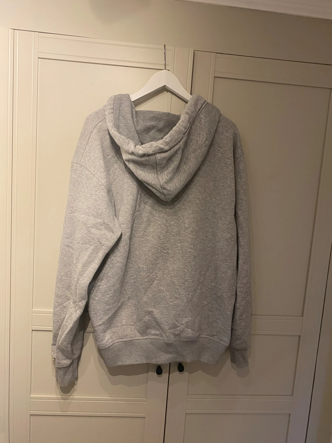 Grå hoodie från Superdry  - 1