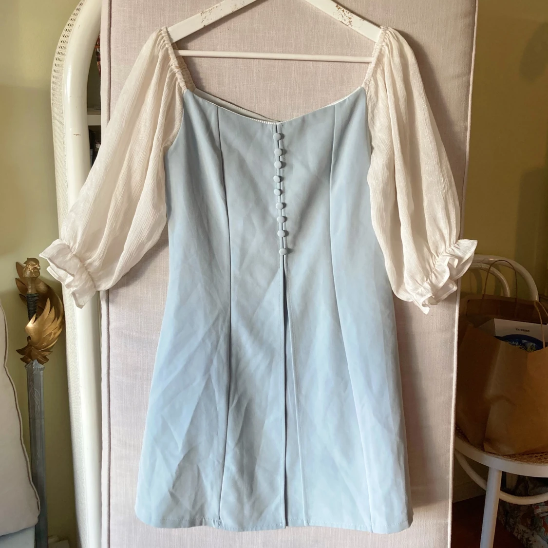 Ljusblå klänning med puffärmar