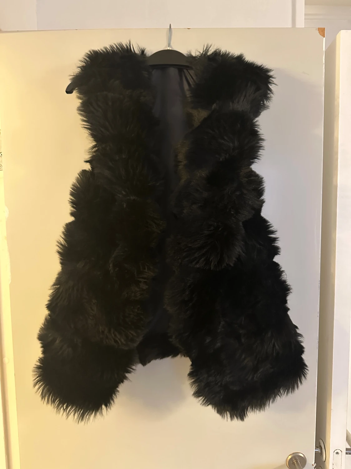 Svart fluffig pälsväst