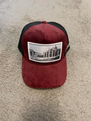 Vinröd pianotti keps i sammet - Snygg vinröd pianotti keps. Inga skador. 💕