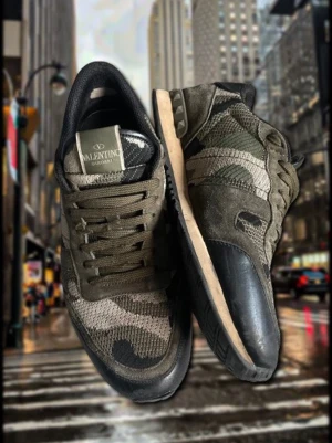 Valentino Rockrunners - Säljer ett par riktigt feta Valentino Rockrunners. Storlek 43 men sitter som 44. Bra skick. Ingen box eller dustbag tyvärr. Hör av er vid fler frågor