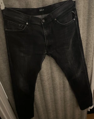 Replay jeans - Replay byxor i nyskick, knappt använda. Köpta för 1500kr. Storlek 36/34 men sitter som 33. Skriv vid frågor eller funderingar!