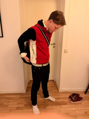 Röd Sail Racing väst - Säljer nu min riktigt goa sail racing väst då jag vuxit ur den. Storlek S. Riktigt fet och passar till många outfits.