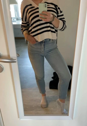 Ljusblå high waist jeans - Säljer ett par ljusblå jeans med hög midja och smal passform. Jeansen har klassisk femficksdesign, raka ben och är tillverkade i mjukt denimtyg. Perfekta för dig som gillar en clean och enkel look. Jag är ca 164cm. Stretchigt material🥰