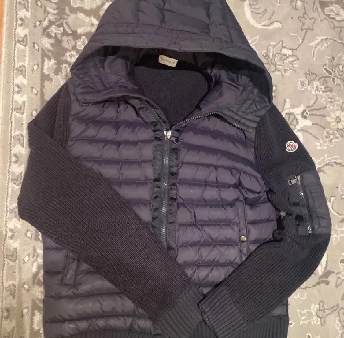 Mörkblå Moncler pufferjacka med huva