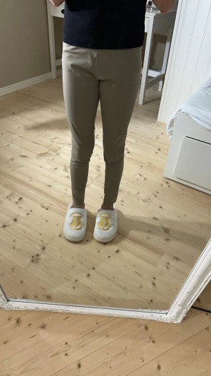 Helt nya träningsbyxor - Helt nya träningsbyxor från H&M, storlek M men korta i längden. De är stretchiga men töjs inte ut o stannar större. Modellen är 150 cm