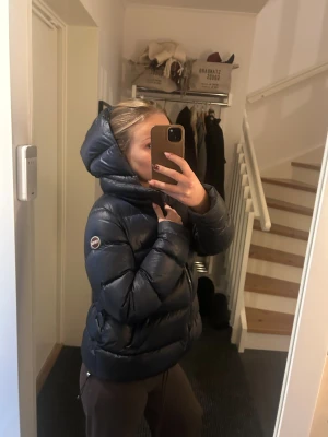 Colmar vinterjacka - säljer min jättesnygga vinterjacka från Comar, den har defekter som visas på bilden men i övrigt jätte fint skick🩷jackan har avtagbar luva