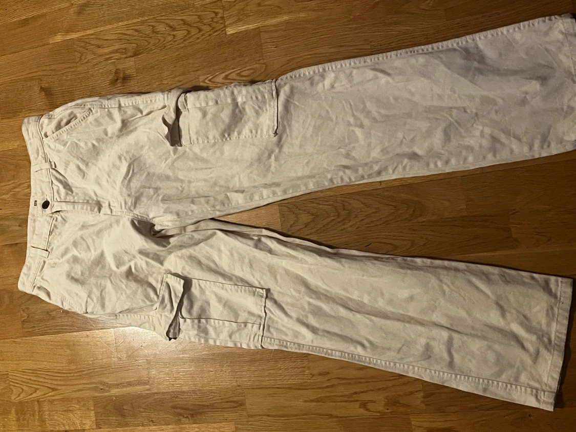 Beige cargobyxor  från Stradivarius  - 6