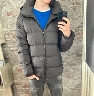 J.lindeberg jacka - Mycket fint skick, inga defekter. Storlek L passar dig som är mellan 185-195cm ungefär(beroende på hur man vill ha för passform). Nypris ca 5000kr. Modellen är 185 cm, 79 kg. Passar bra nu till vintern. Skriv för mer information!🤝