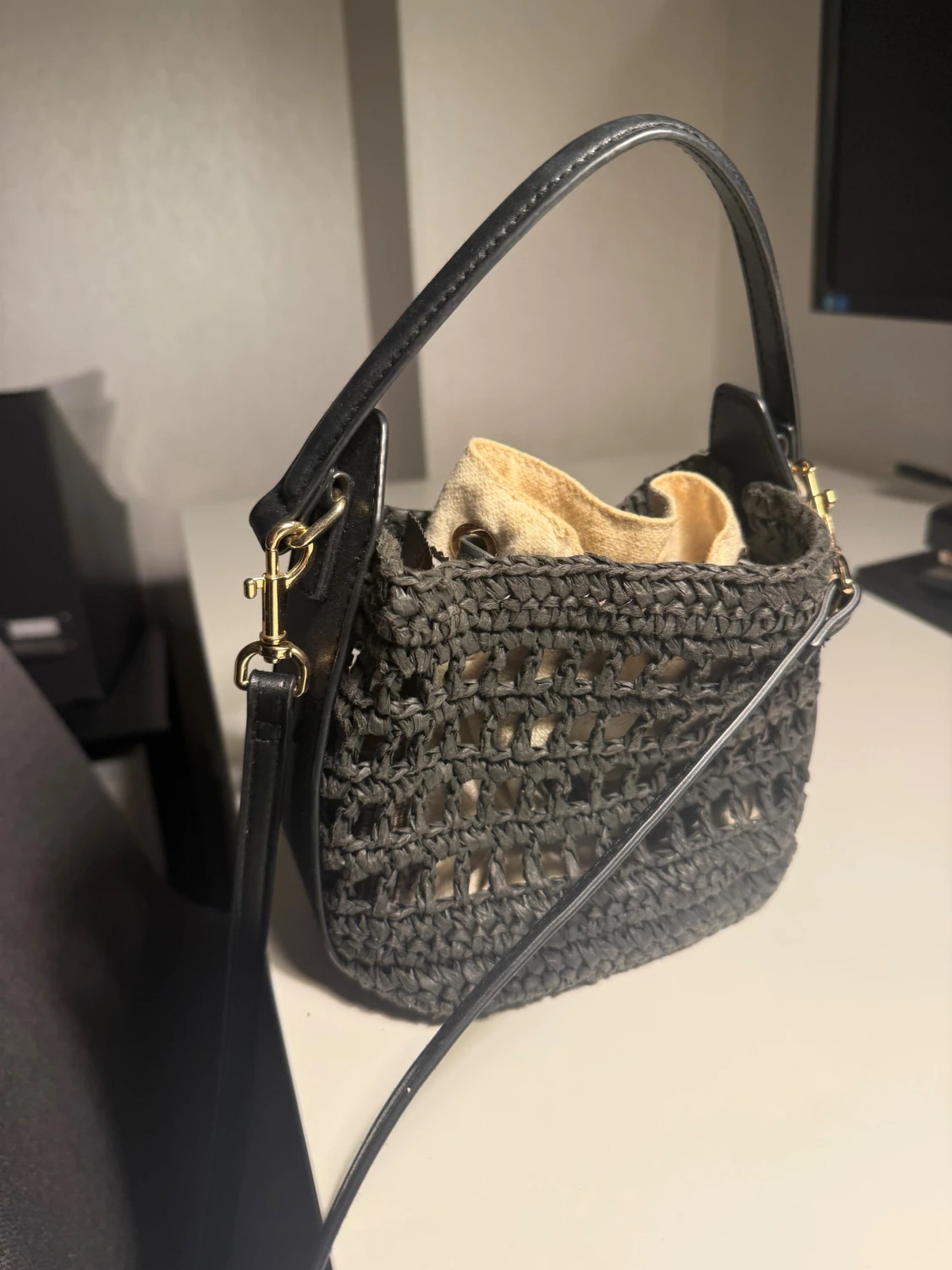 Svart virkad axelväska med skinnrem - 1