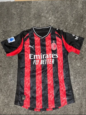 AC Milan fotbollströja  - Säljer en av Milan fotbollströja med väldigt bra kvalitet. Priset kan diskuteras vid en snabb affär!